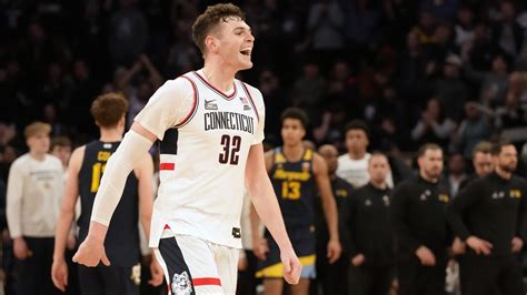 2024 Most Oustanding Player odds: Donovan Clingan, not Zach E.